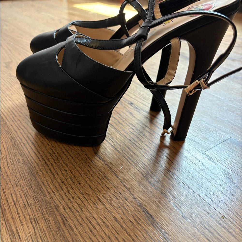 Yellow app GG T strap Black Platform Heels